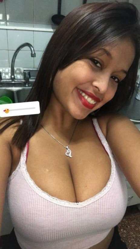 ホットラティーナMILFがあなたの快楽のためにランジェリーでポーズ 4