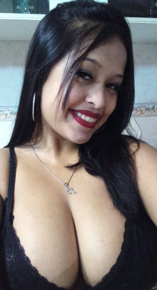 ホットラティーナMILFがあなたの快楽のためにランジェリーでポーズ 6