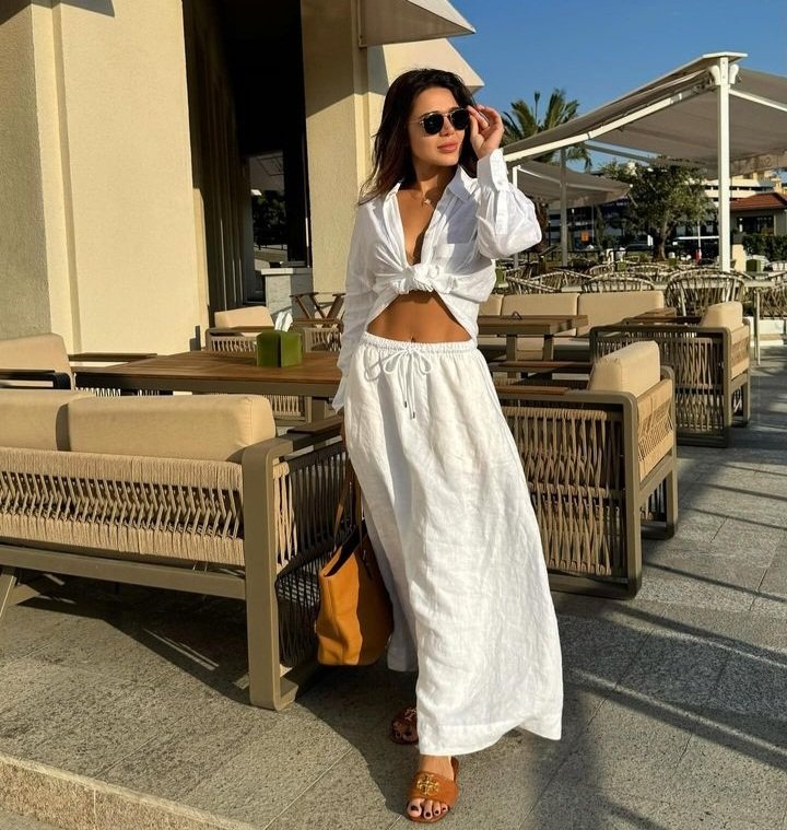 Atractiva reina de la pedicura de pies glamurosos 1