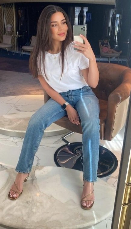 Atractiva reina de la pedicura de pies glamurosos 3