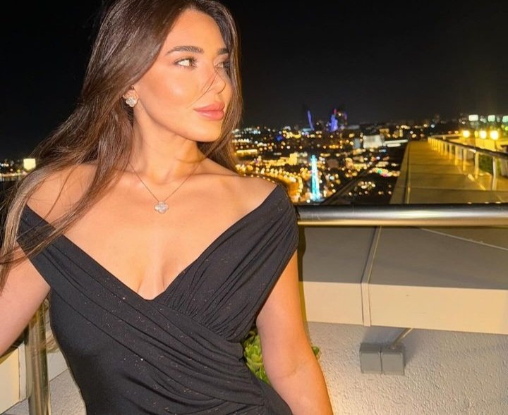 Atractiva reina de la pedicura de pies glamurosos 5