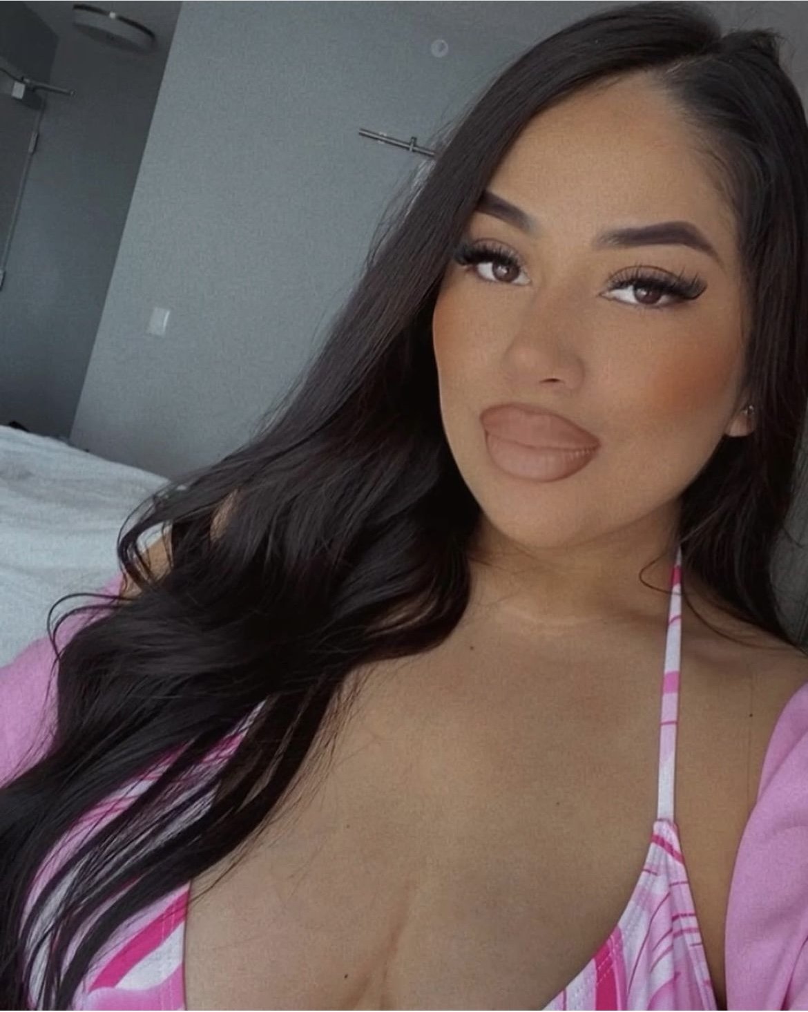 Jovem latina vilã sumarenta 8