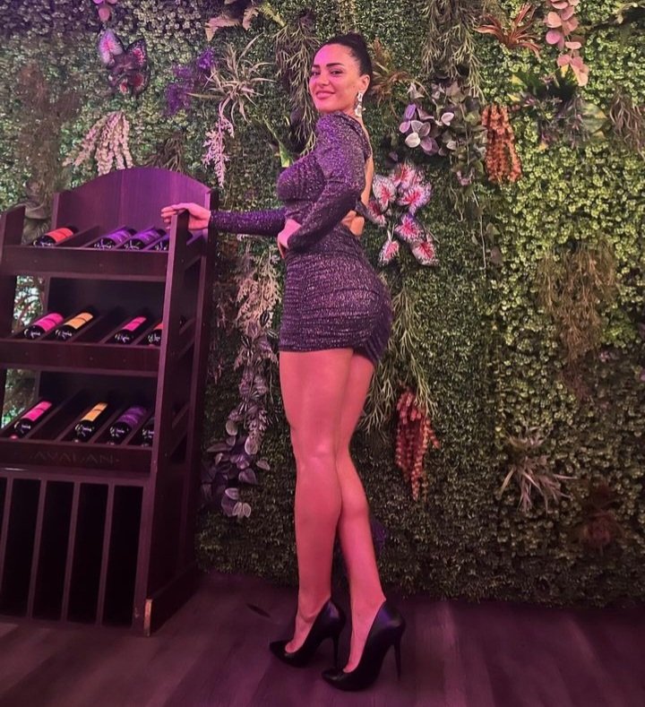 Lezzetli cazibeli ayak pedikürü genç kız 4