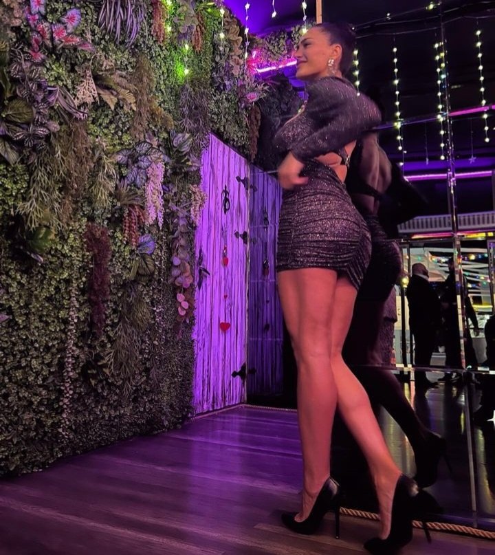 Lezzetli cazibeli ayak pedikürü genç kız 5