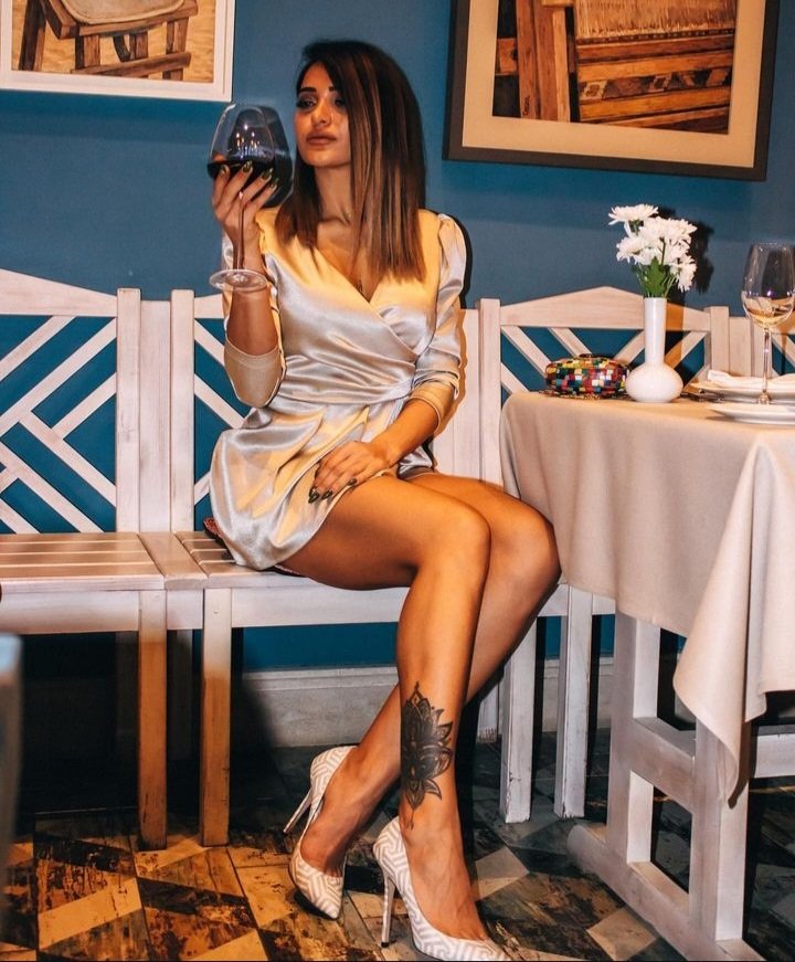 Lezzetli cazibeli ayak pedikürü genç kız 7