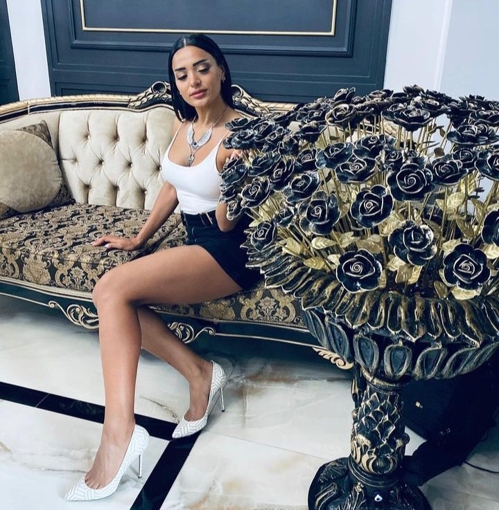 Lezzetli cazibeli ayak pedikürü genç kız 8