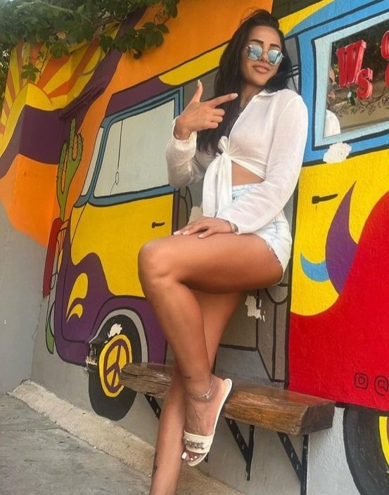 Lezzetli cazibeli ayak pedikürü genç kız 23