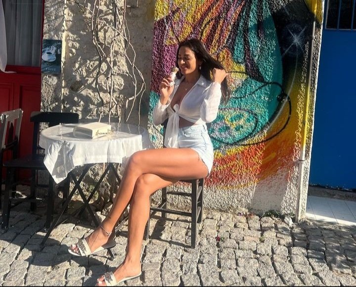 Lezzetli cazibeli ayak pedikürü genç kız 24