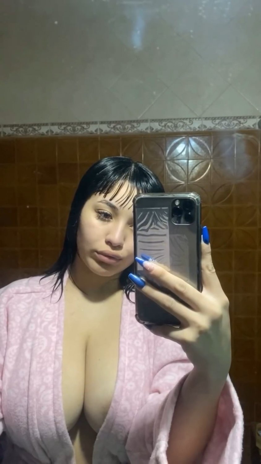 Big-Busted MILF Teases with Flirty Selfies 3