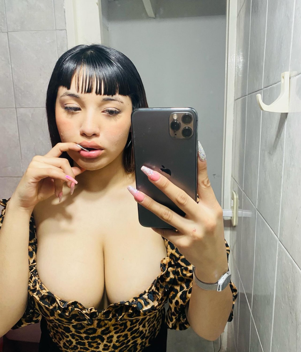 Big-Busted MILF Teases with Flirty Selfies 8