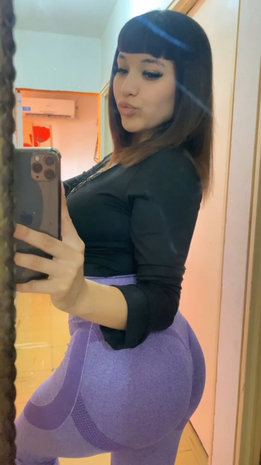 Big-Busted MILF Teases with Flirty Selfies 39