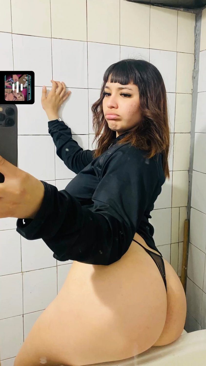 Big-Busted MILF Teases with Flirty Selfies 40
