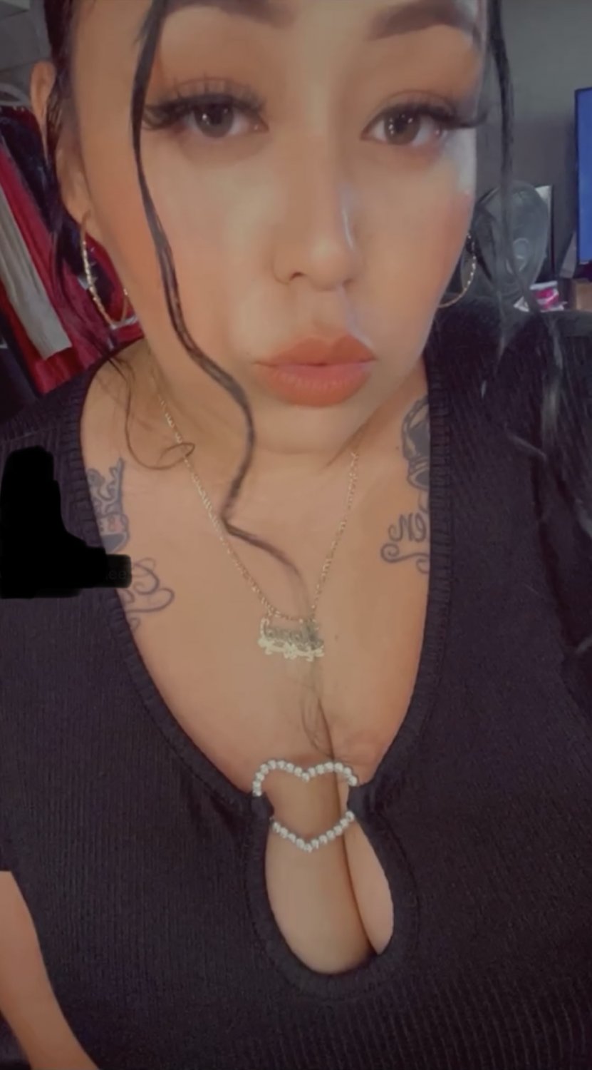 Latina milf grandi tette e viso timido 1