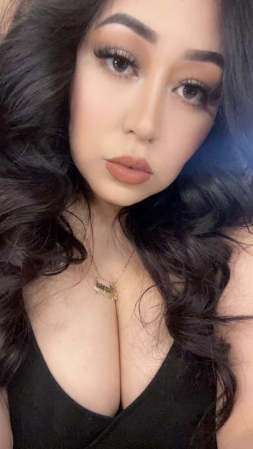 Latina milf grandi tette e viso timido 5