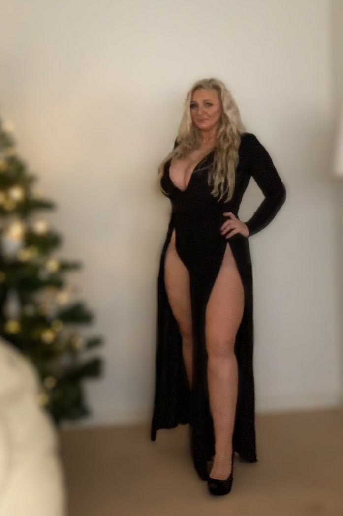 NoProbsJu - Julie anglaise à la poitrine généreuse 16