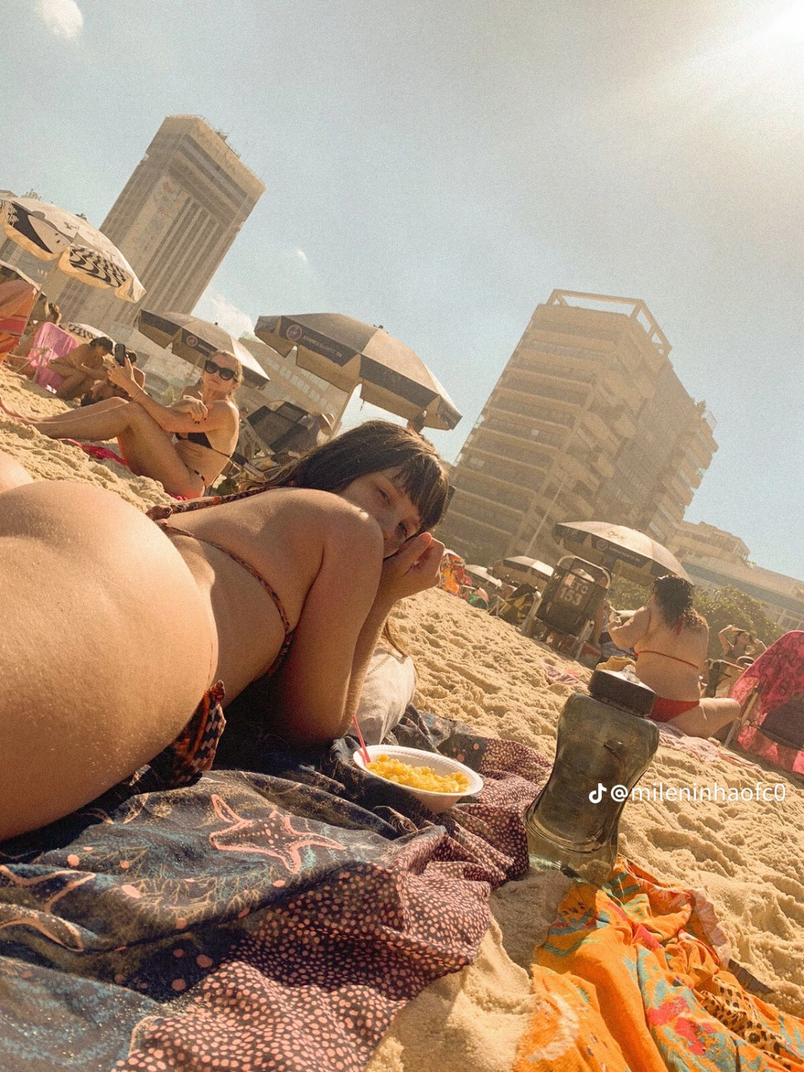 Mileninha Shows Off Her Curves in Beachwear 2
