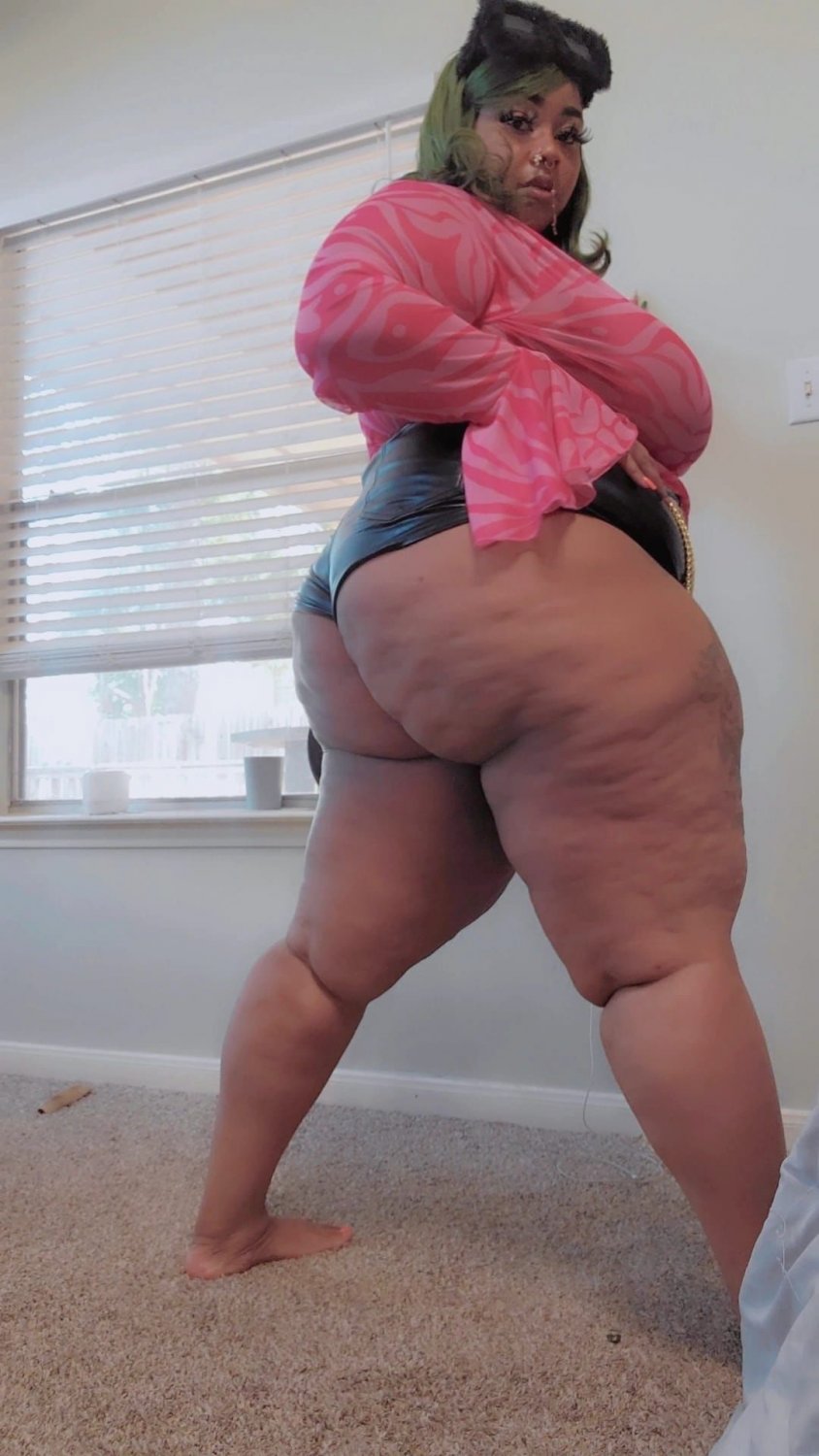 Ebony Thickie Bounces at the Party 14