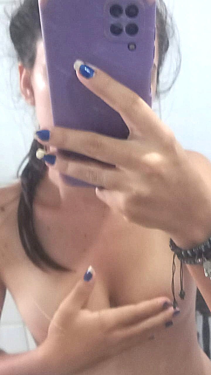 Naughty Cousin Shows Off in Her Selfie 1