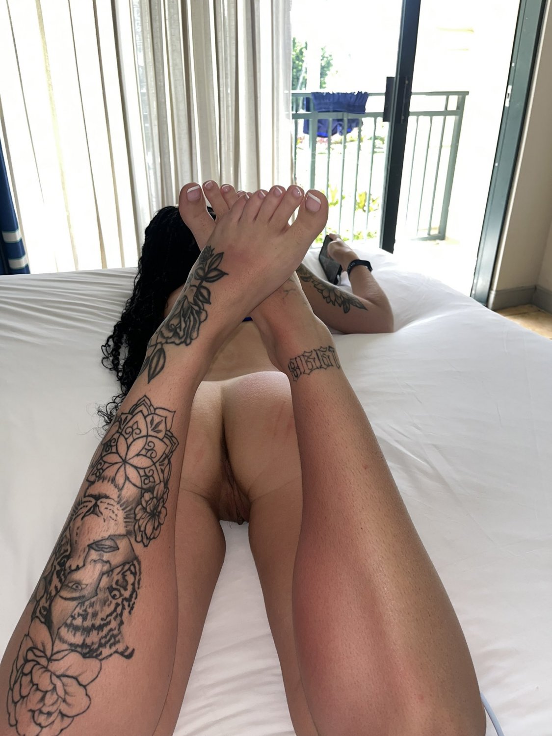 Pute blanche en forme donnant des pieds 😎 ; 9