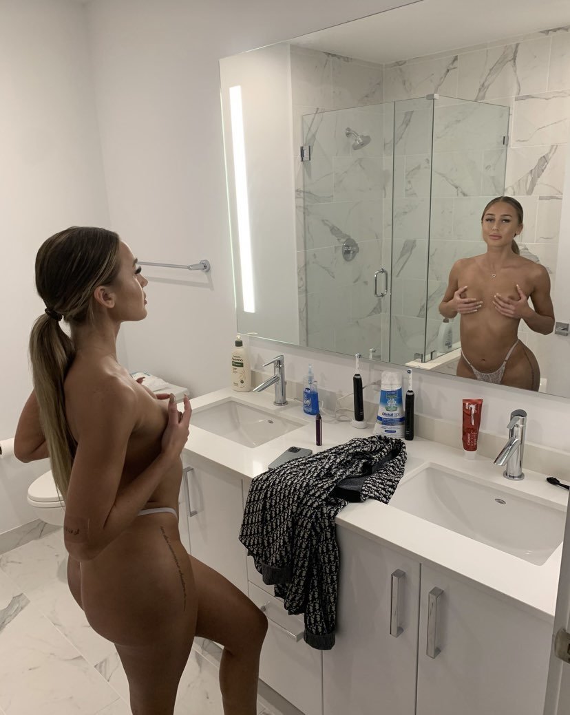 Perfect Selfie Queen With a Body Made to Tempt 6
