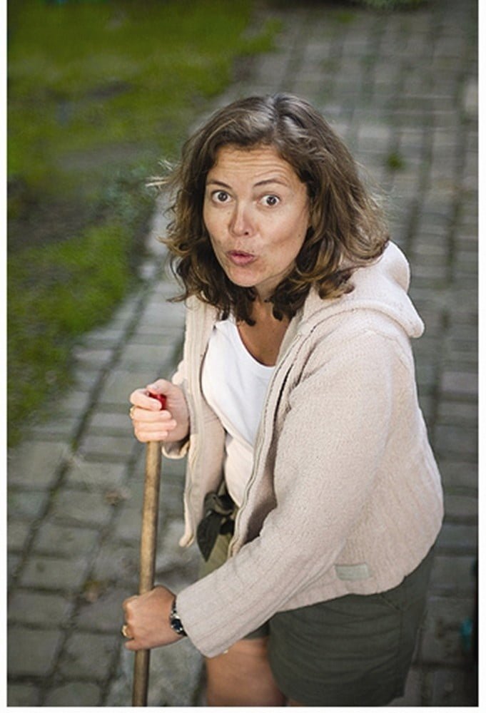 Luxuriöse Frau mit extrem haariger Möse und großen, hängenden Titten 5