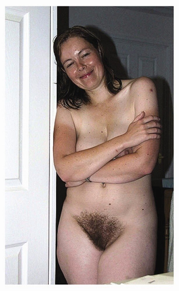 Luxuriöse Frau mit extrem haariger Möse und großen, hängenden Titten 8