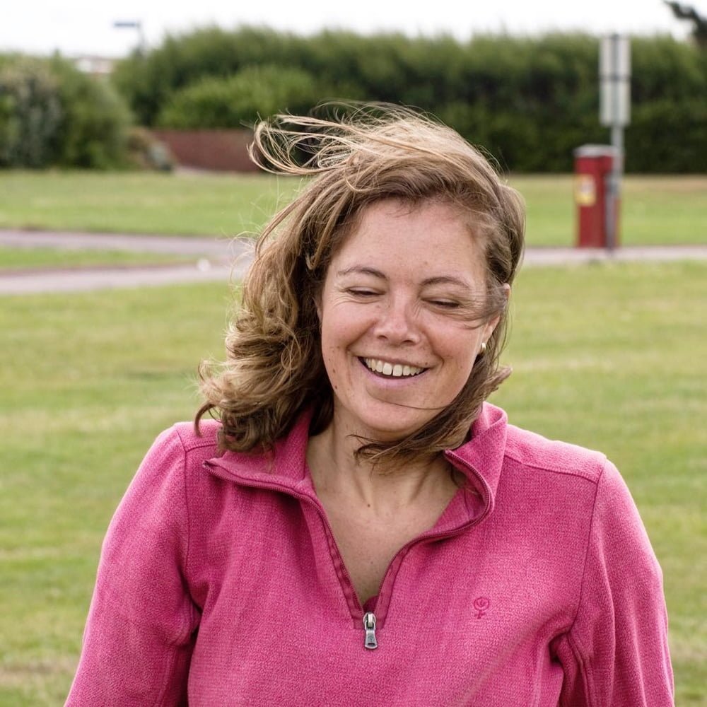 Luxuriöse Frau mit extrem haariger Möse und großen, hängenden Titten 13