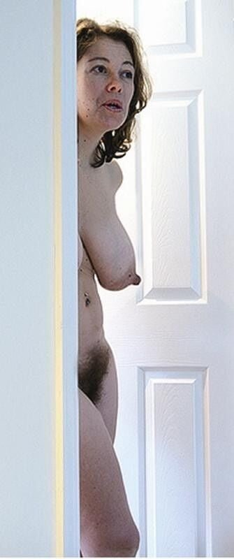 Luxuriöse Frau mit extrem haariger Möse und großen, hängenden Titten 18