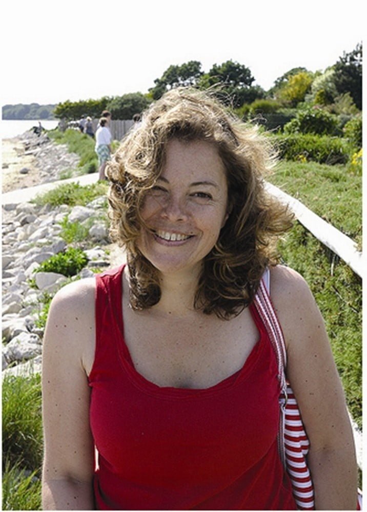 Luxuriöse Frau mit extrem haariger Möse und großen, hängenden Titten 23