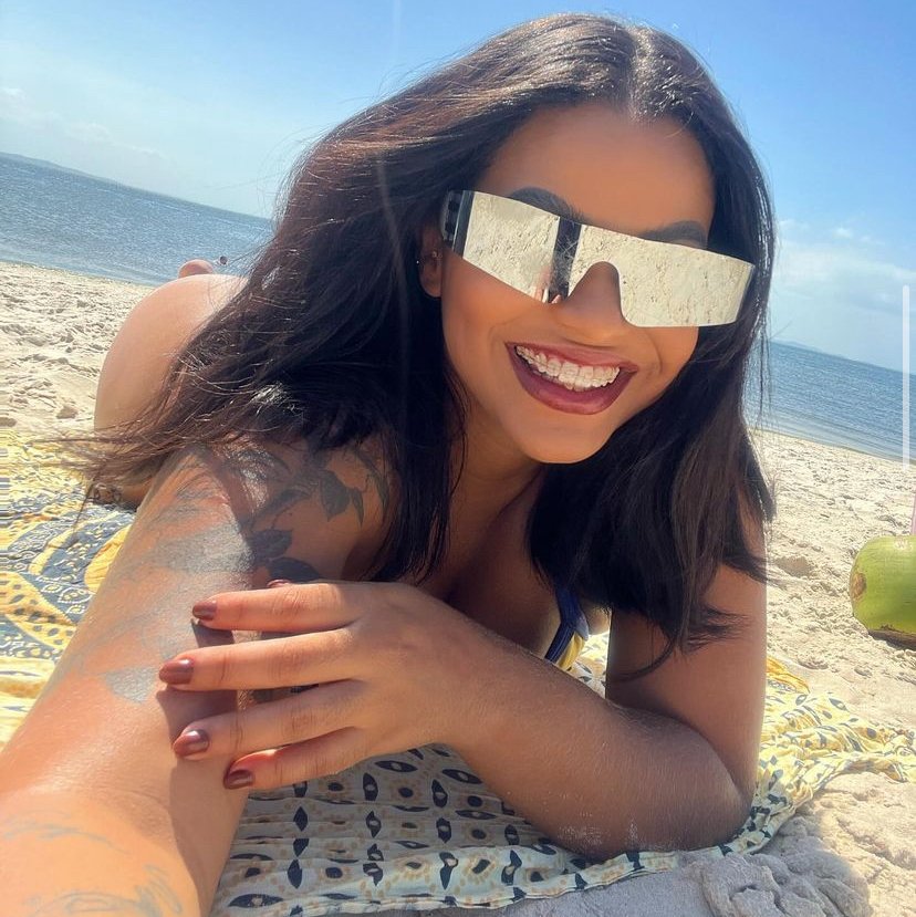Lari in Sunglasses Is the Summer Tease You Crave 2