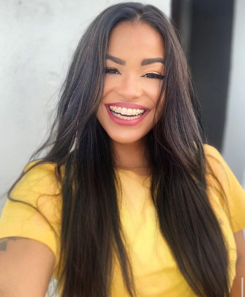 Lari Turns Heads in Her Flirty Bikini Look 3