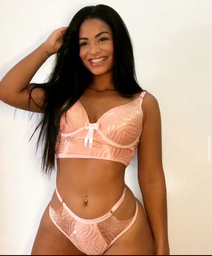 Lari Turns Heads in Her Flirty Bikini Look 8
