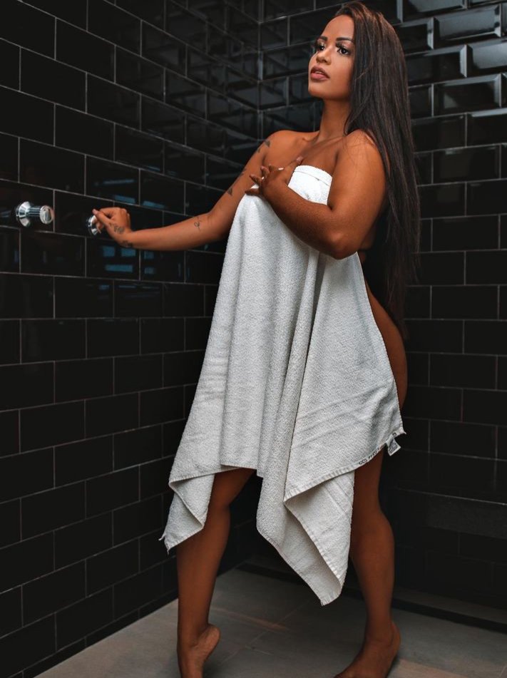 Lari Turns Heads in Her Flirty Bikini Look 9