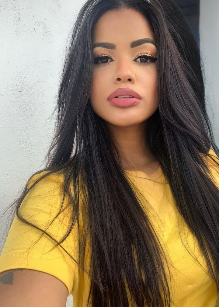 Lari Turns Heads in Her Flirty Bikini Look 10