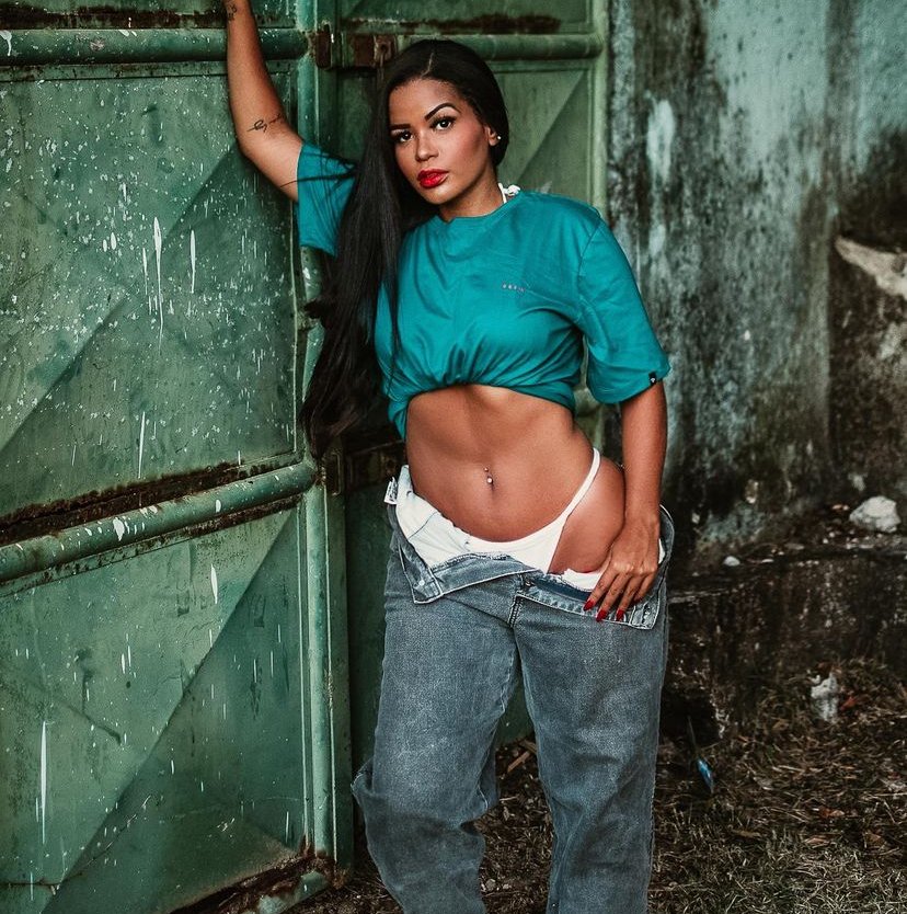 Lari Turns Heads in Her Flirty Bikini Look 27