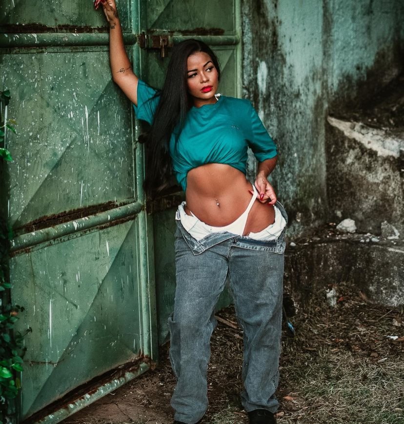 Lari Turns Heads in Her Flirty Bikini Look 28