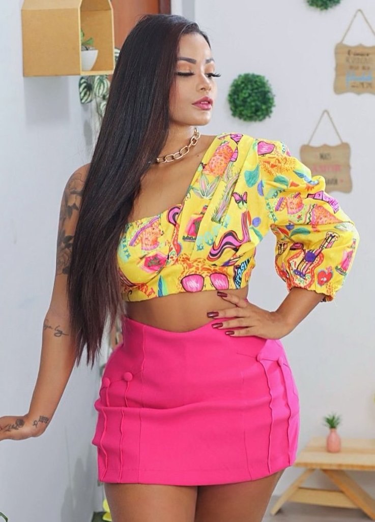 Lari Turns Heads in Her Flirty Bikini Look 34