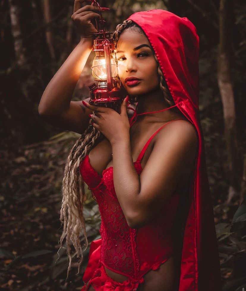 Lari Turns Heads in Her Flirty Bikini Look 36