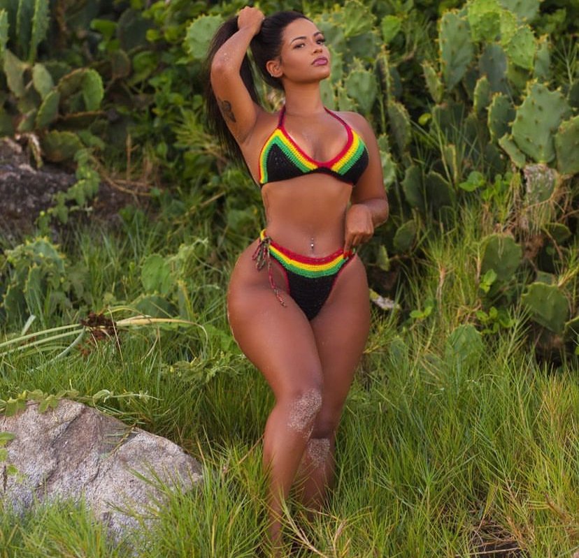 Lari Turns Heads in Her Flirty Bikini Look 43