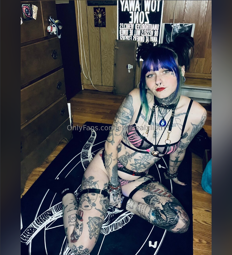 Tatted Goth Babe Unleashes Her Dark Desires 28