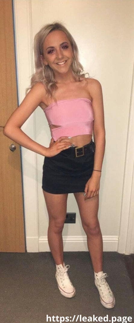 MILF Takes A Dirty Selfie With Her Curves Out 7