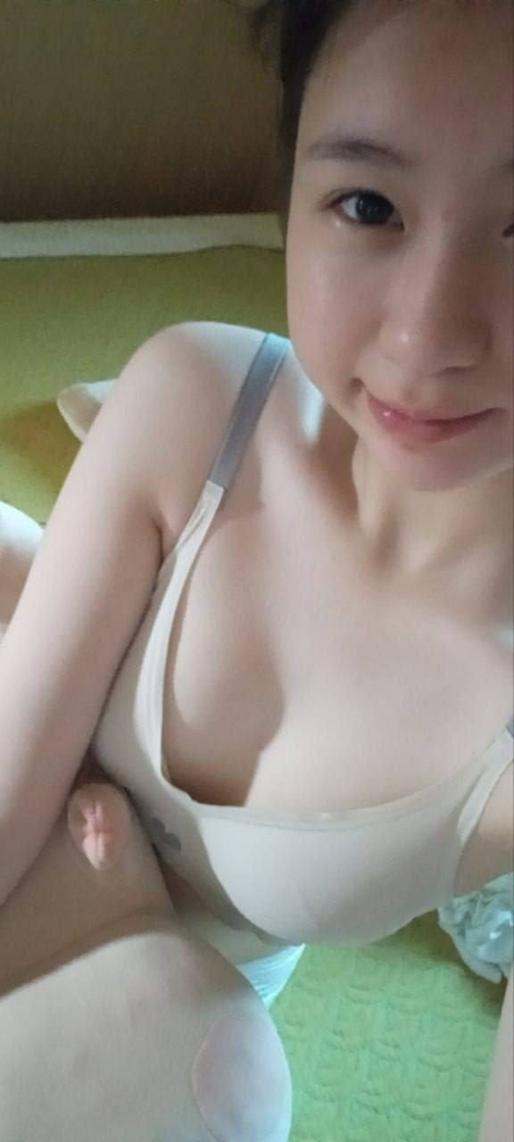 Mai Linh Spreads Her Hairy Asian Pussy 28