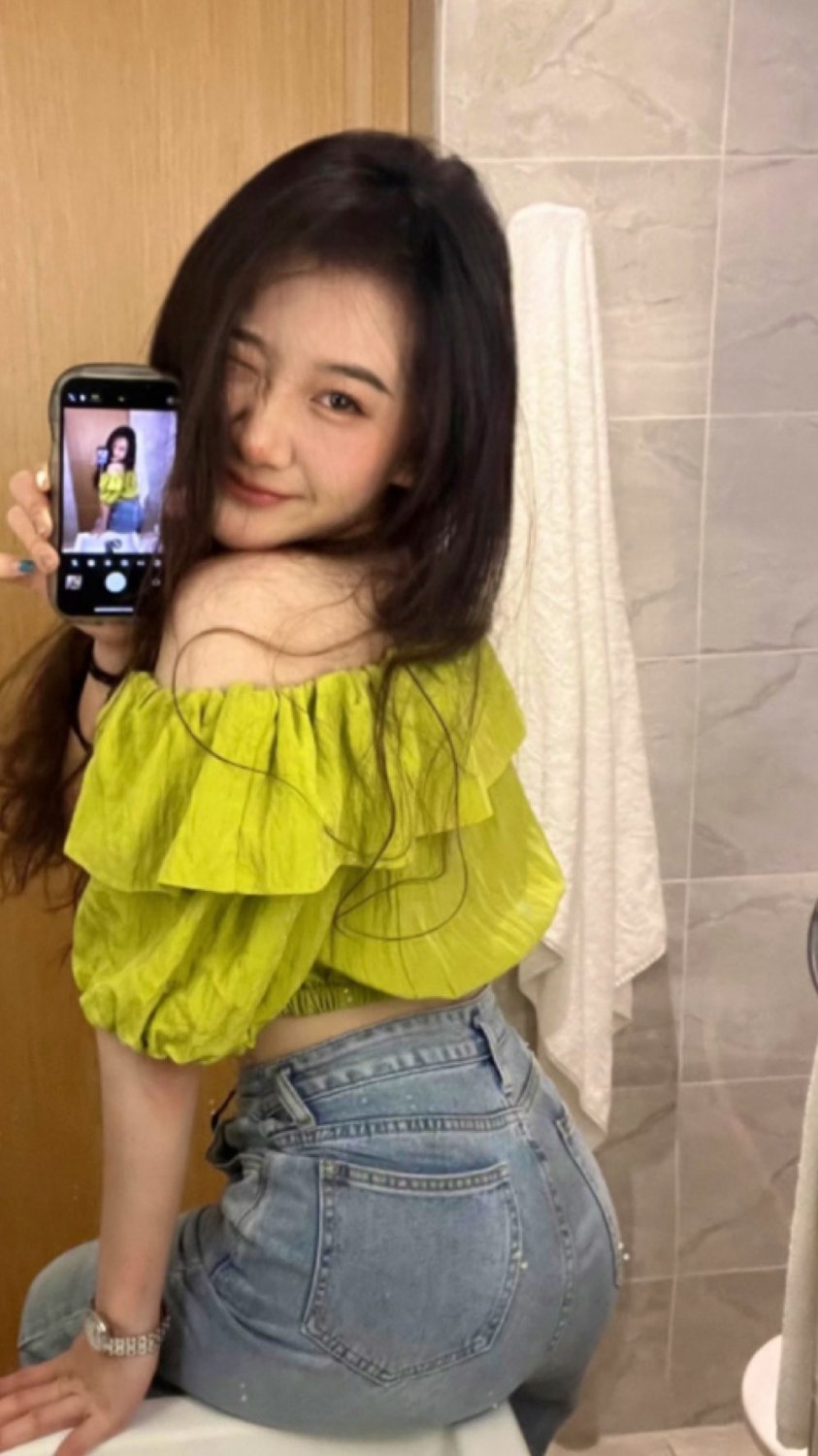 Sexy Chinese Babe Strips And Smiles For The Cam 18