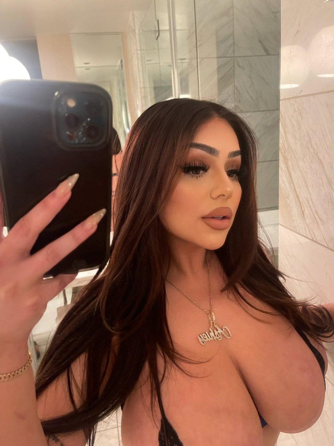 アリゾナダンサーのビッグチットがムーブでバウンス 1