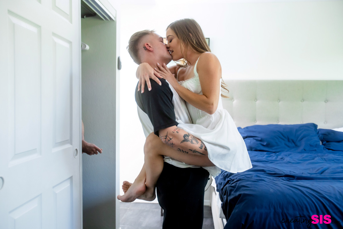 La jeune mannequin Katie Kush se tape son petit ami pendant que son demi-frère se branle La jeune mannequin Katie Kush se tape son petit ami pendant que son demi-frère se branle