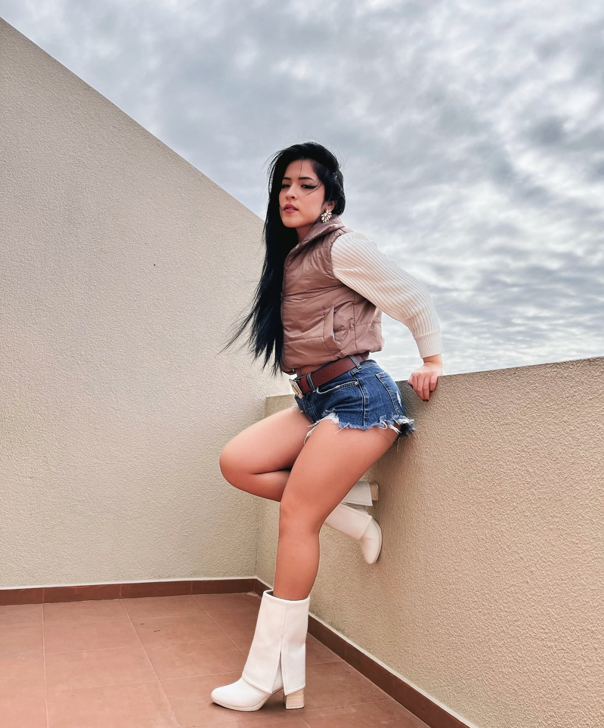 Bolivian Cutie Takes A Sultry Selfie For You 3