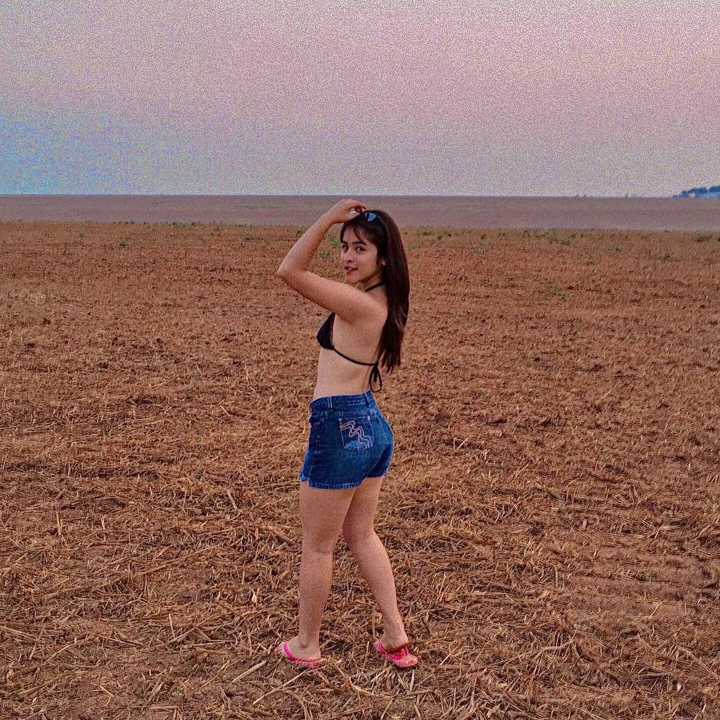 Bolivian Cutie Takes A Sultry Selfie For You 5