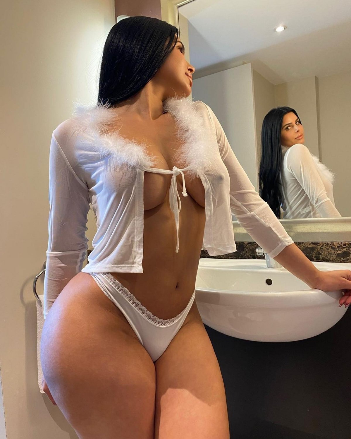 Anastasiya Shows Off Her Curves Like A True Model 1