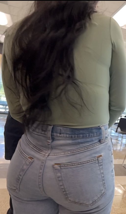 Großes A-Loch Latina Schätzchen in Jeans offen 2