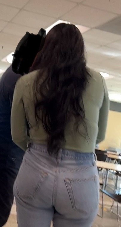 Großes A-Loch Latina Schätzchen in Jeans offen 8